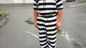 Look At What Happens When This Man Wears A Prisoner Costume To Jury Duty, The Result Is Genius